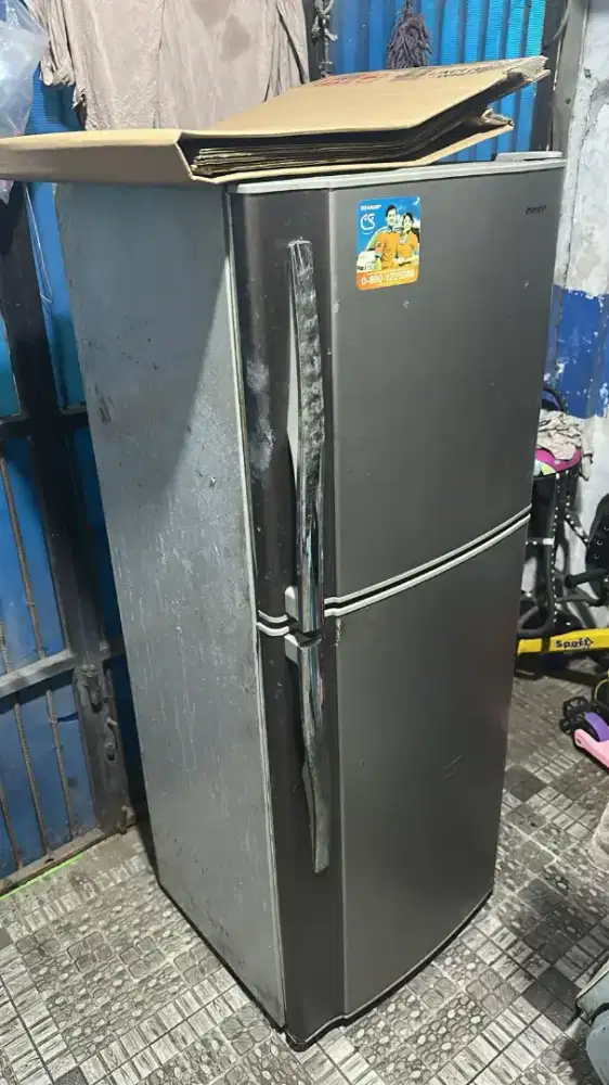 Dijual kulkas merk Sharp bekas cmn masih bagus masih dingin,