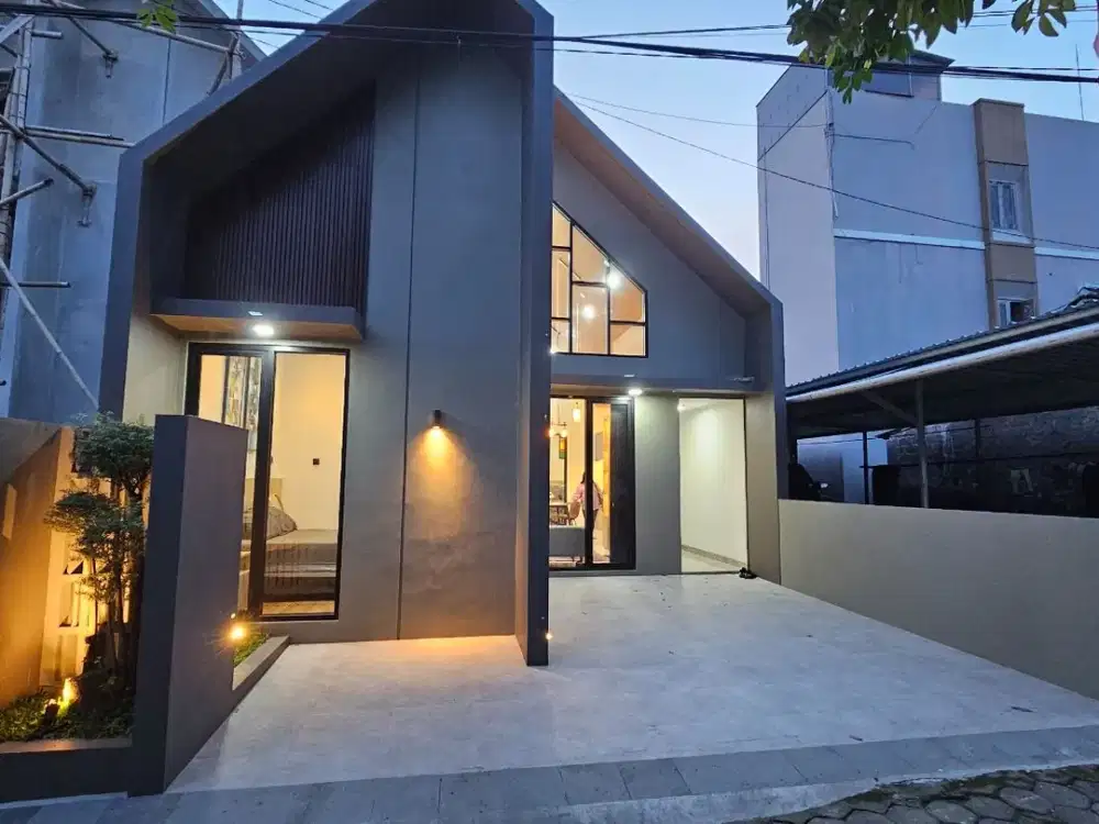 Rumah Mewah furnished timur Stadion Maguwoharjo Depok Sleman