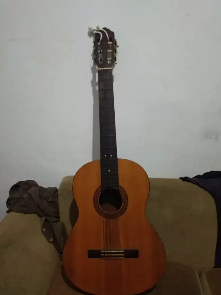 Dijual gitar klasik merk Yamaha