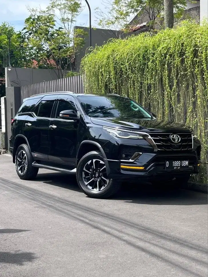 Toyota Fortuner 2.8 GR Diesel AT 2022 Hitam matic SUV bandung