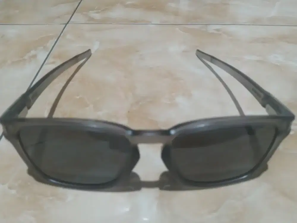 Kacamata Hitam Oakley  Latch SQ (Square) Abu-abu semi transparan