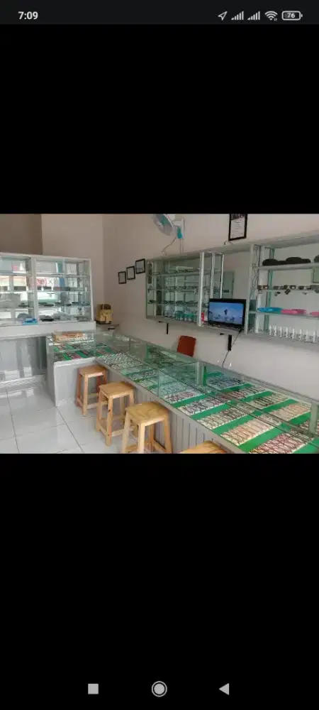 Dijual etalase bekas optik