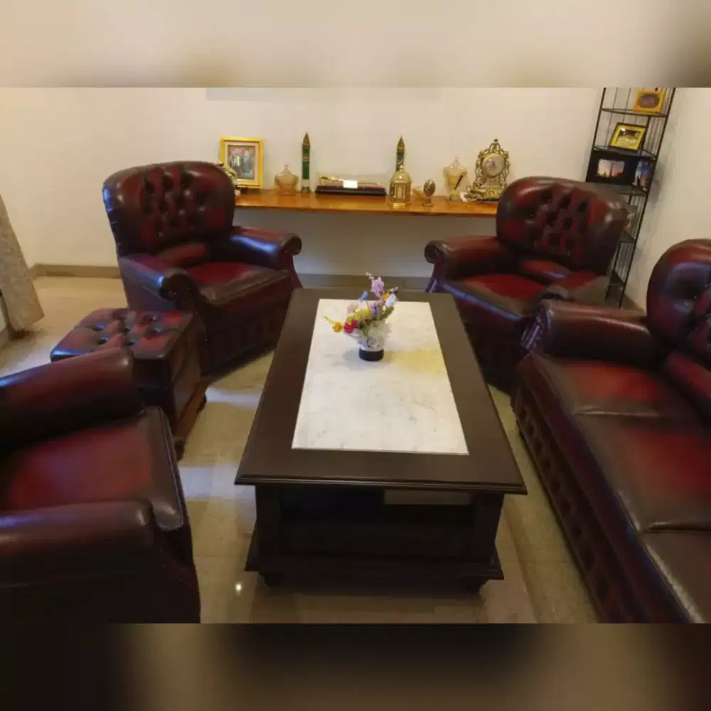Satu Set Sofa Kulit Klasik Burgundy + Meja Tamu Mewah