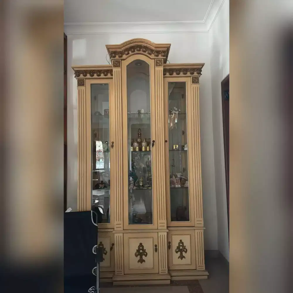 Lemari Hias Pajangan Mewah 3 Pintu + Lampu Display