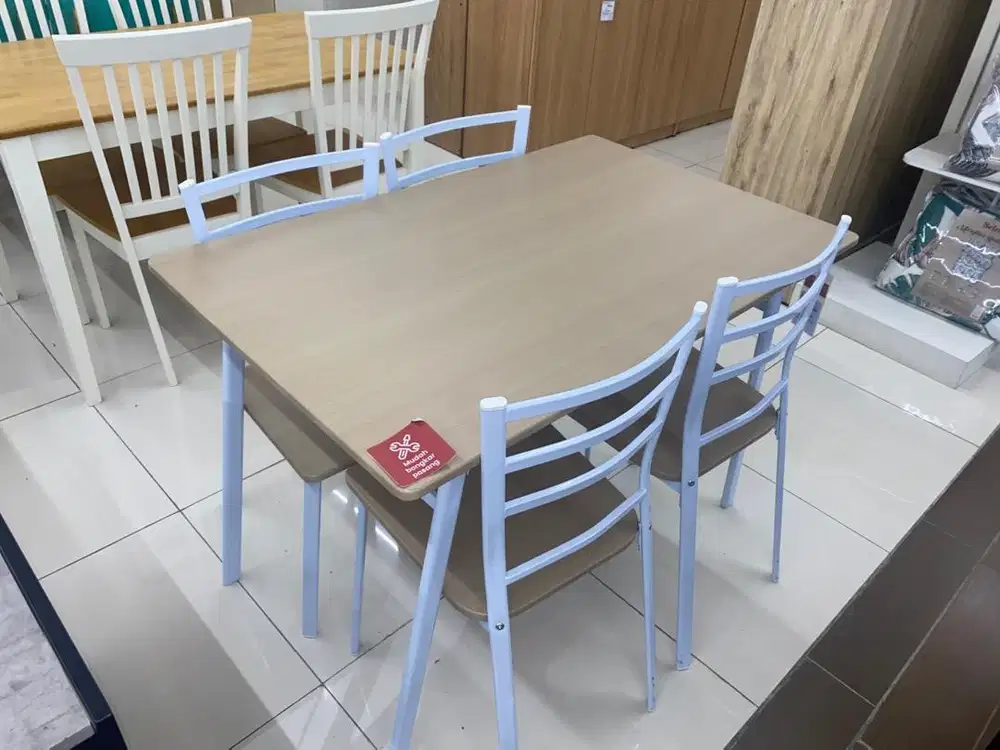 Meja Makan dengan 4 dudukan