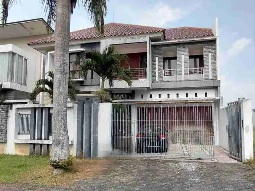 rumah modern 2 lantai di boulevard golf araya malang