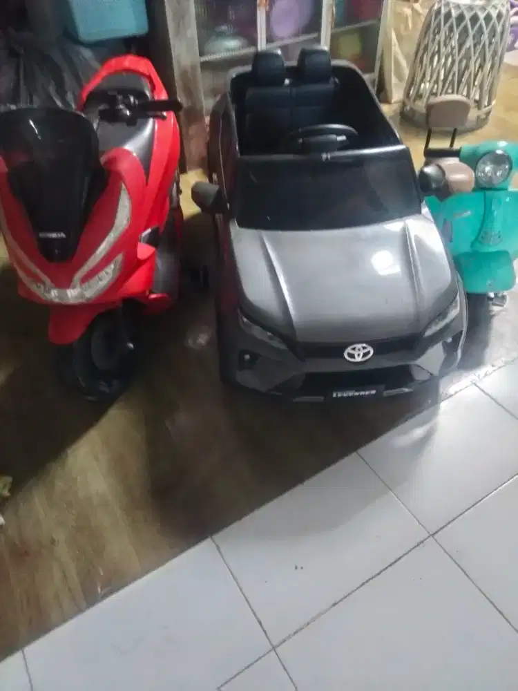 Mainan mobil dan motor