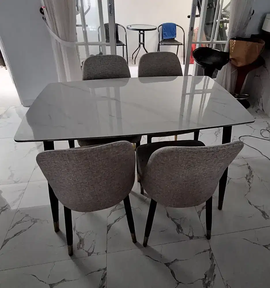 Meja Makan minimalis