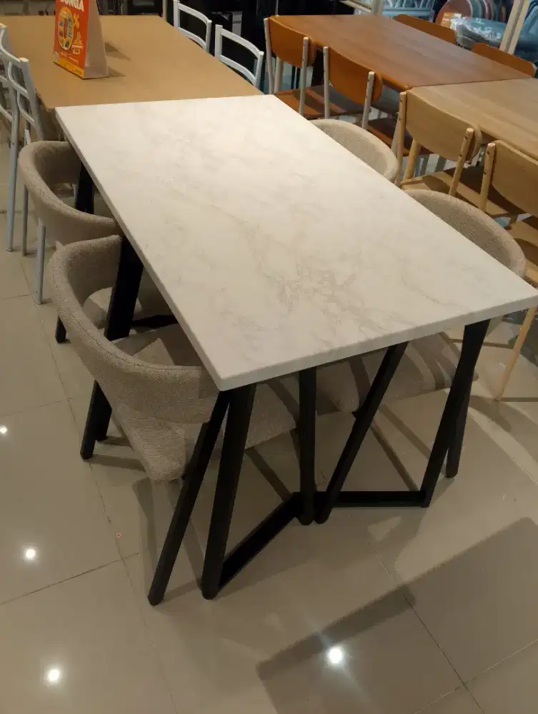 MEJA MAKAN ESTETIK