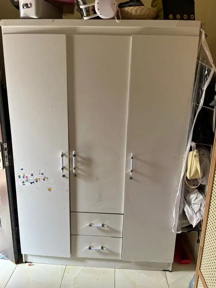 Lemari Pakaian 3 Pintu