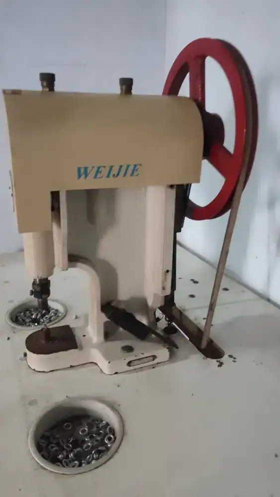 Mesin Rivet (pasang kancing)
