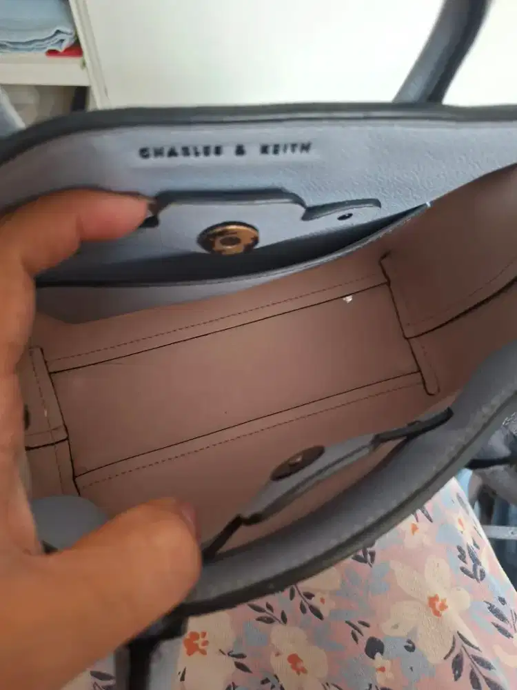 Jual tas slingbag Charles & Keith