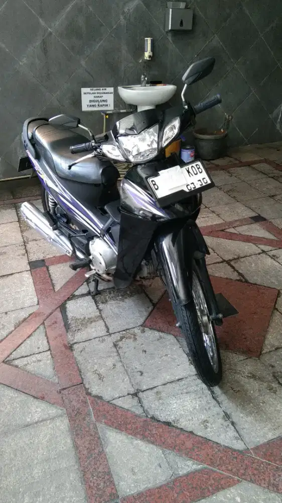 Kharisma 2005 Hitam