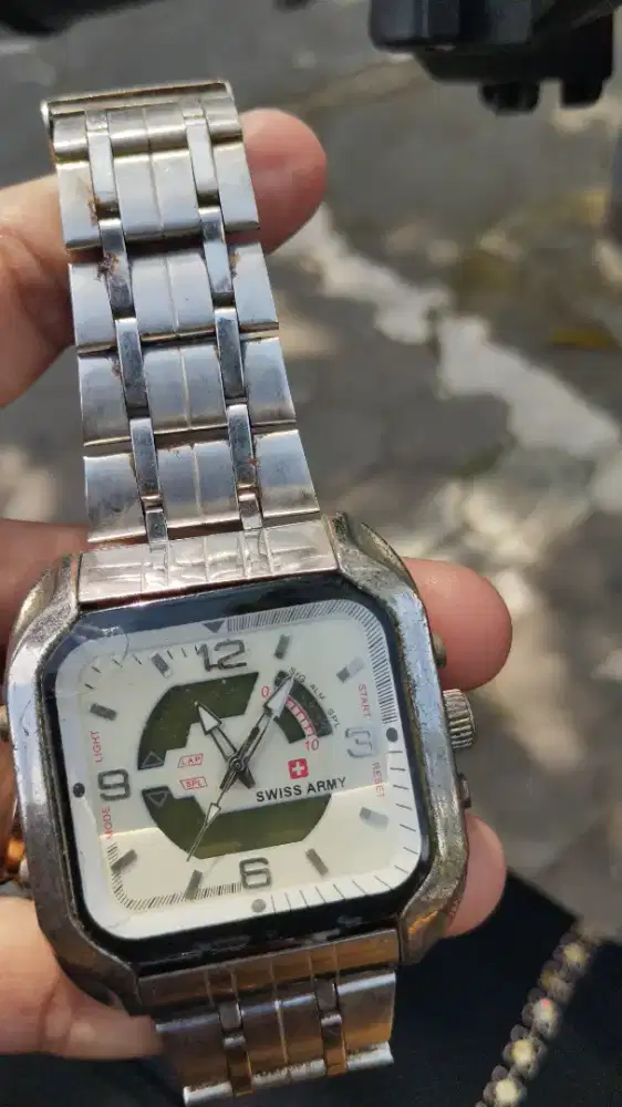 Jam pria merk SWISS ARMY