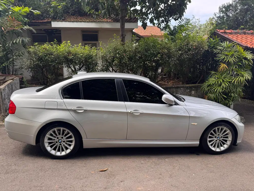 BMW 320i 2011 Bensin