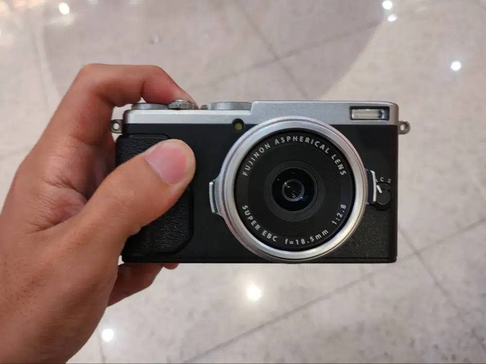 Fujifilm X70 Fuji X-70 Garansi ex FFID   Kondisi : - Fisik 99% (No Den