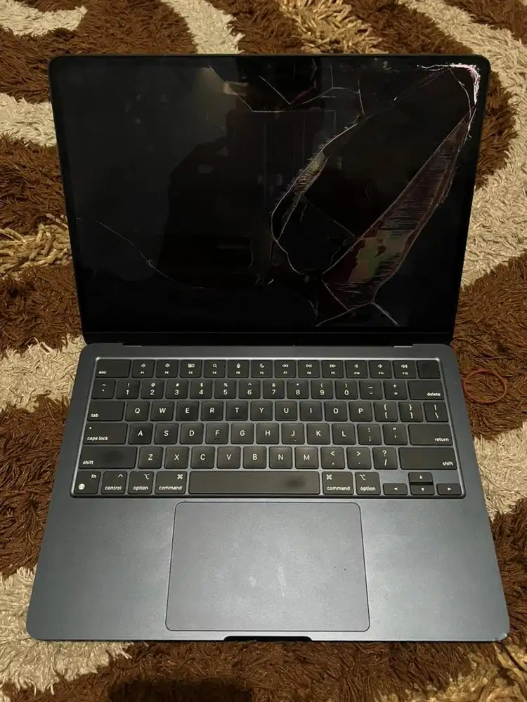 Macbook air m2 8/512 baca desk