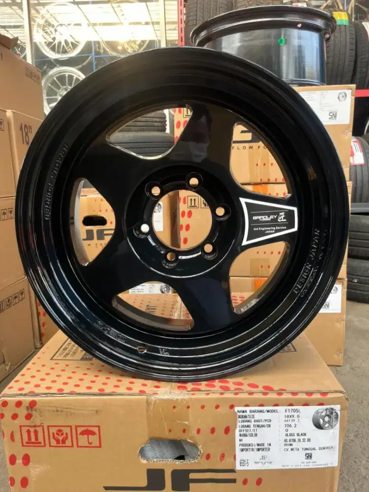Bradley Takumi ring 18 lebar 9 pcd 6x139,7 ET 0 fortuner pajero
