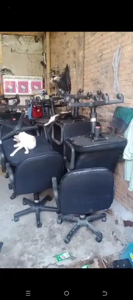 Kursi kantor masih layak pakai