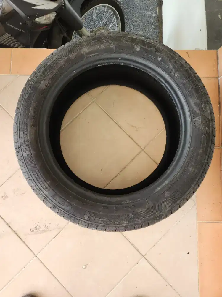 Dijual Ban GT Savero 215/55 R17 94V bekas.  Bocor samping