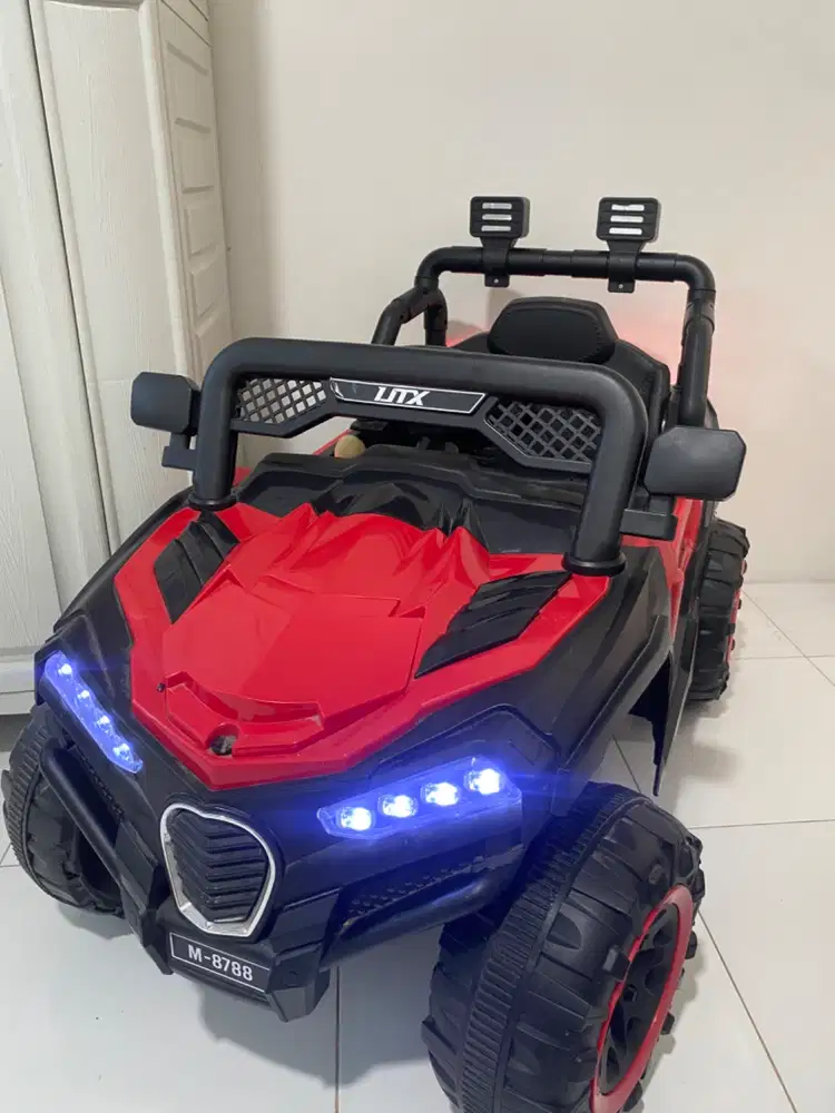 Dijual mainan mobil aki anak2 , kondisi 90% pemakaian pribadi . dijual
