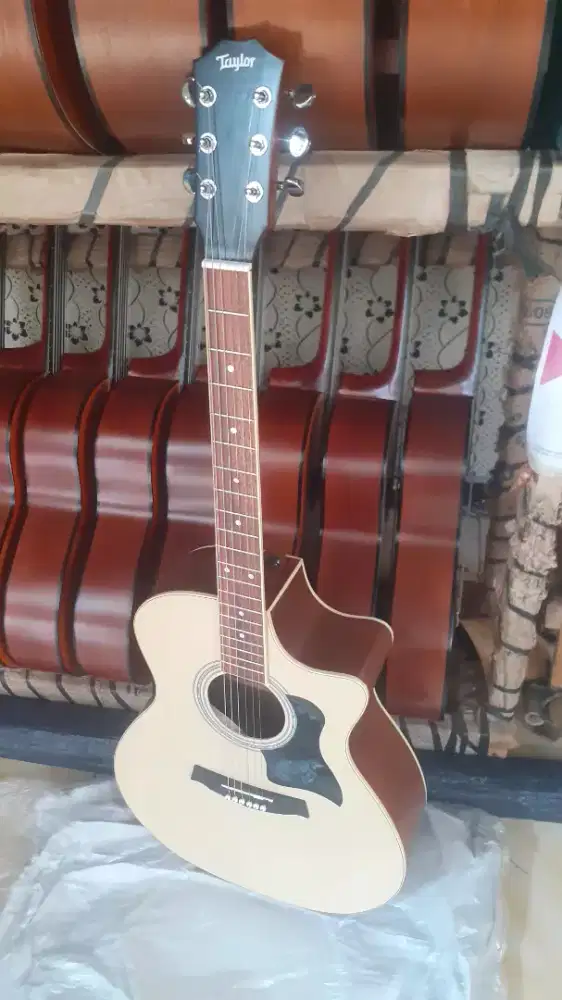 GITAR AKUSTIK TAYLOR