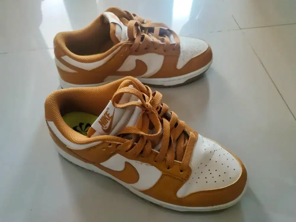 Sepatu olah raga merk Nike warna kuning, size 37, kondisi bagus
