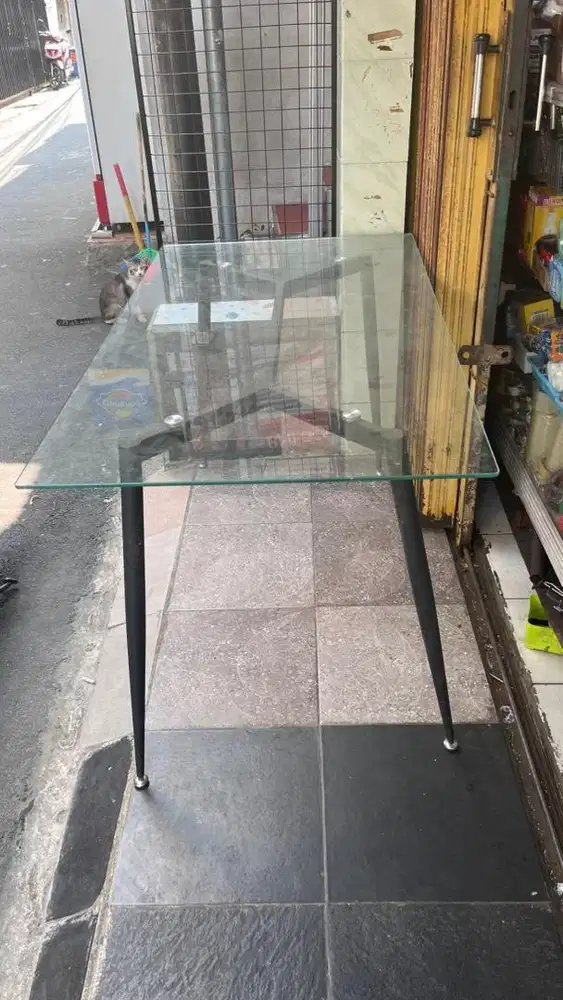 Meja Makan Kaca