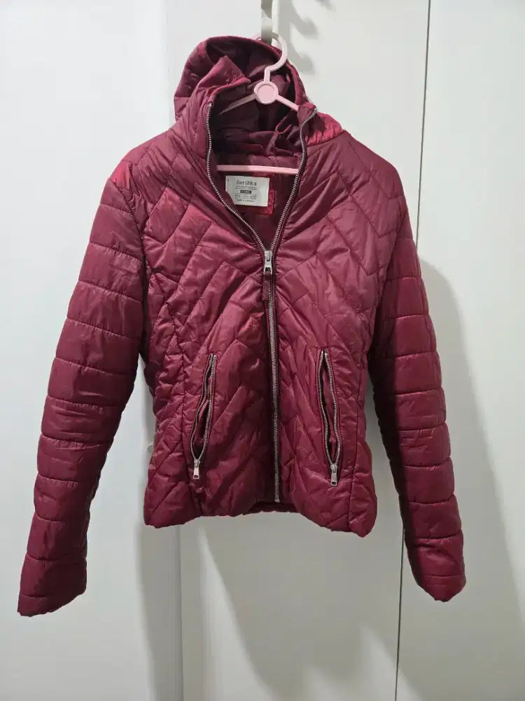 Jaket Puffer BERSHKA Wanita Maroon Glossy Hangat Stylish Preloved