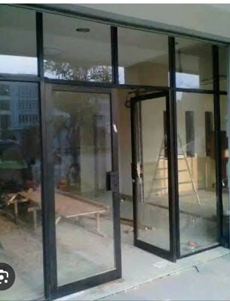 PARTISI ALUMINIUM DAN PINTU ADA KACA UNTUK TOKO