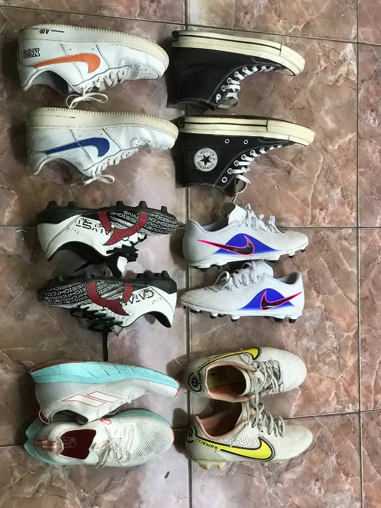 Dijual Cepat Sepatu Bola & Casual Bonus Helm Full Face