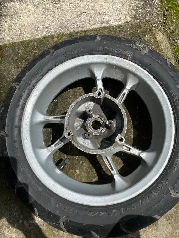 Dijual velg ori nmax old 2019 silver + ban kondisi bagus no cacat