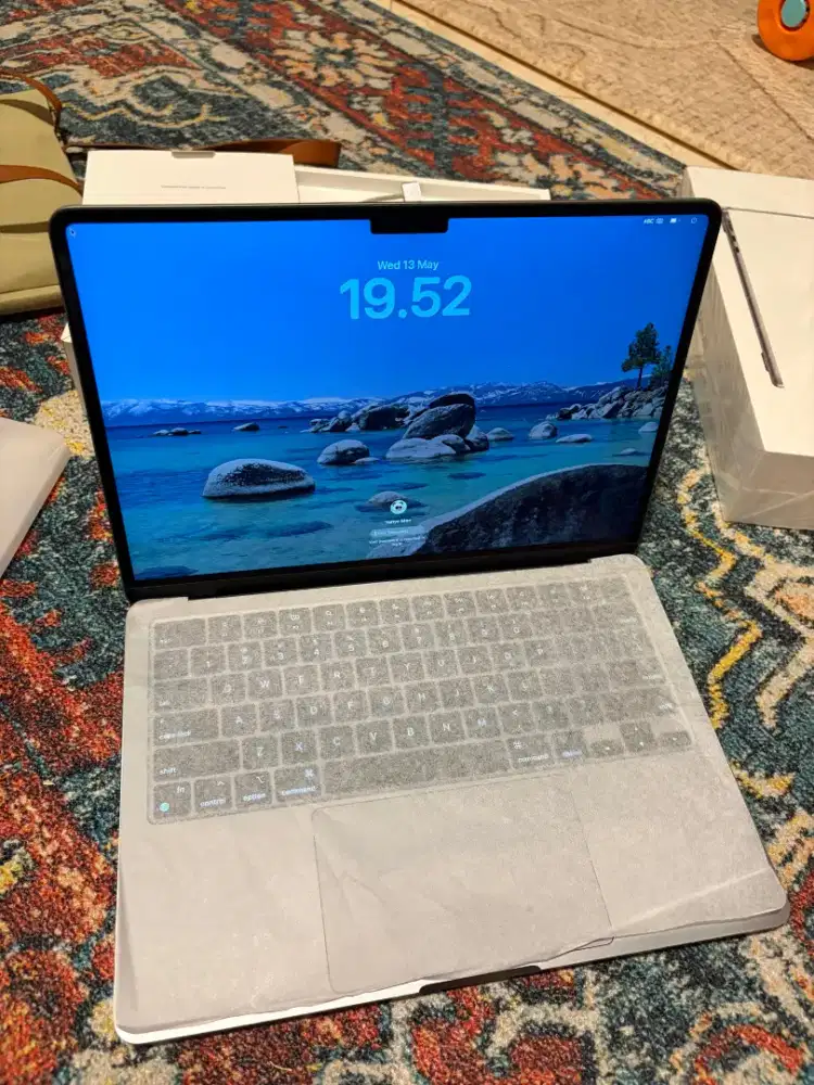 Jual macbook air retina M2 fullset