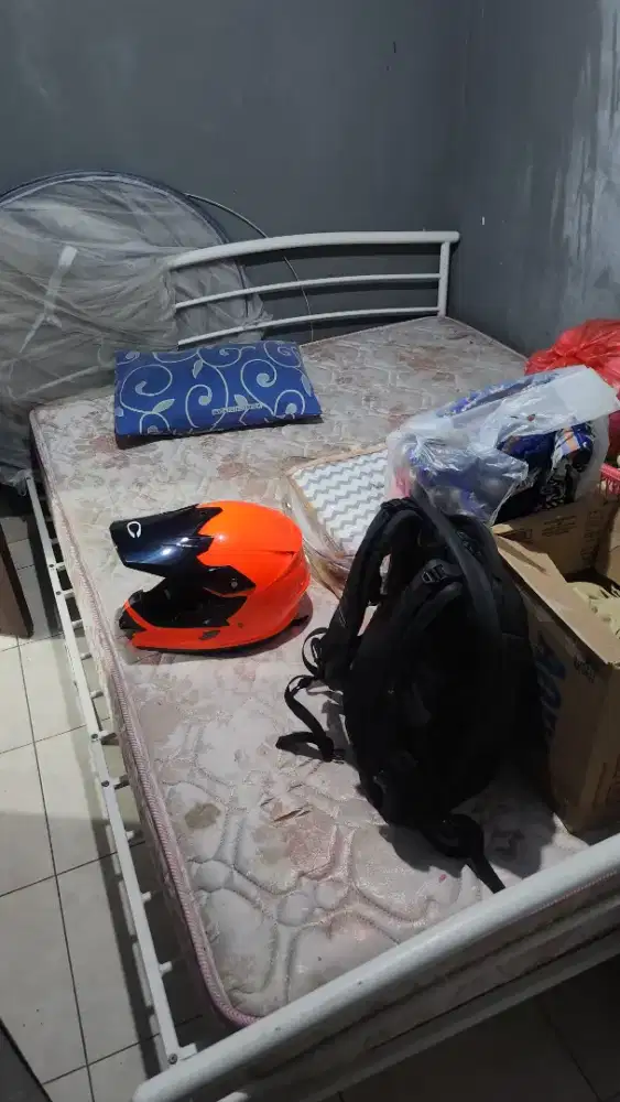 Ranjang besi dengan spribgbed