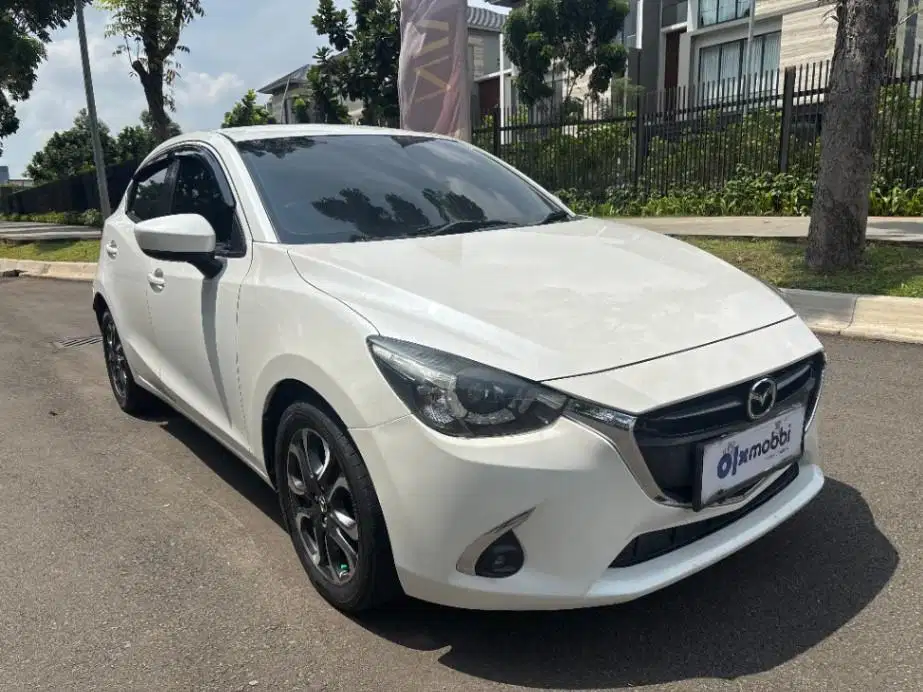 DP MURAH Mazda 2 1.5 R Skyactiv Bensin-AT 2017 Putih CBZBB