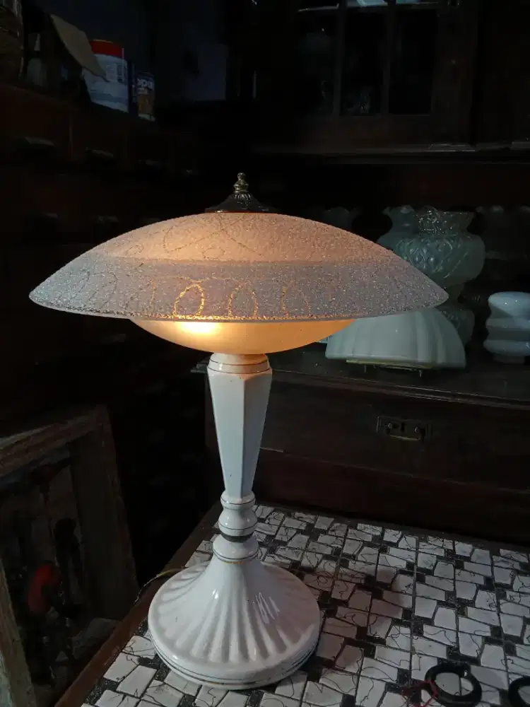 Lampu meja antik vintage