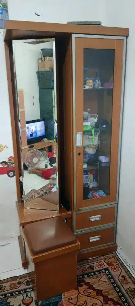 Lemari rias dan pajangan