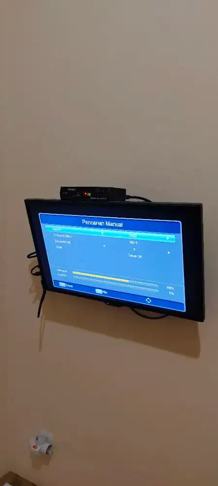 Tv 24 inci analog  plus stb no minus jernih merek sharp