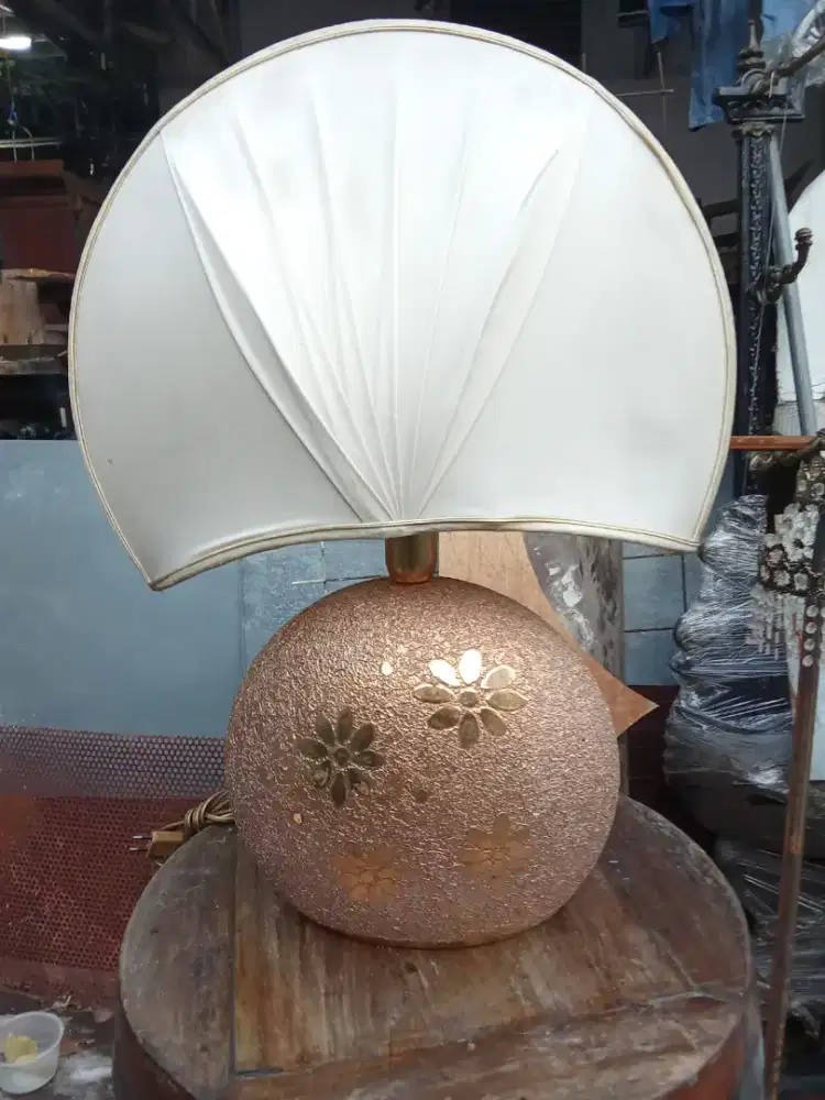 Lampu meja antik vintage