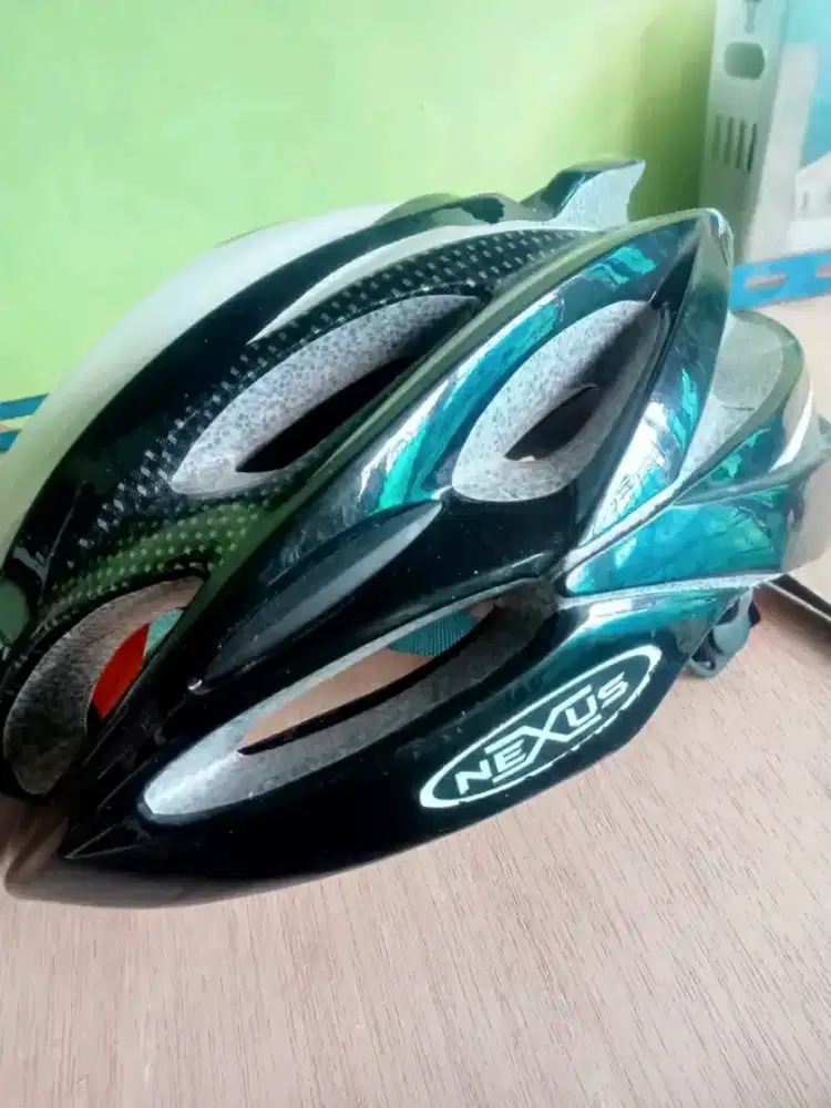 Helm sepeda Nexus