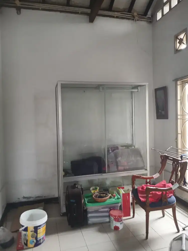 Lemari kaca 2 pintu atas bawah
