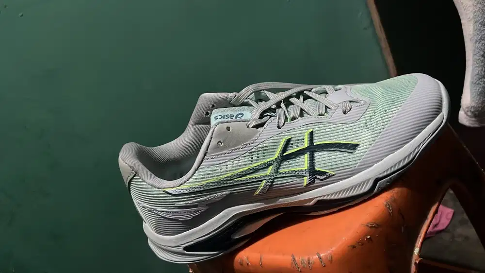 Sepatu Volly Asics uk 41 warna soft grey