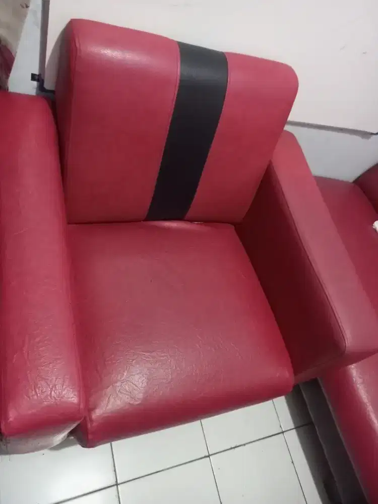 Sofa merah bekas