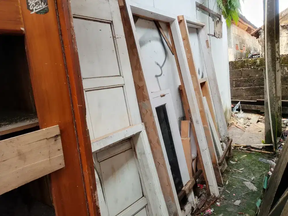 Kayu kusen pintu dan jendela