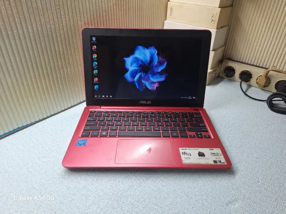 Notebook Asus E202 Intel Celeron N3050 -SUDAH SSD 128GB -2GB -MULUS