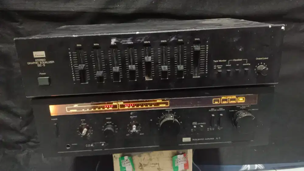 Amplifier SANSUI A-5 hidup & Equalizer SANSUI SE-5 kabel buntung