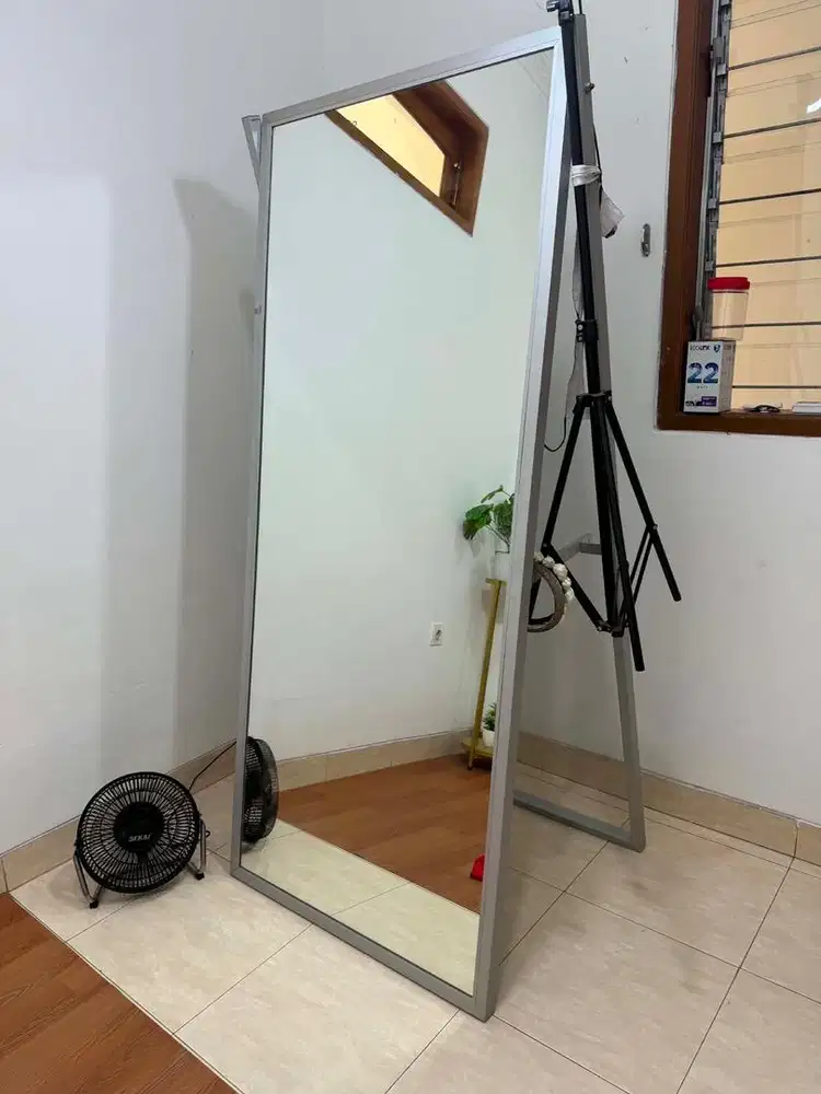 Dijual Kaca standing Bagus kokoh .Bonus  gantungan baju kayu