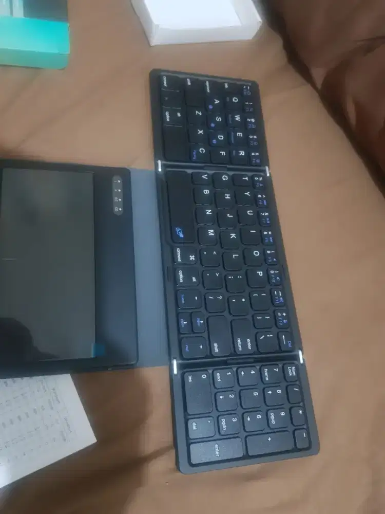 Keyboard bluetooth lipat plus touchpad, mulus seperti baru