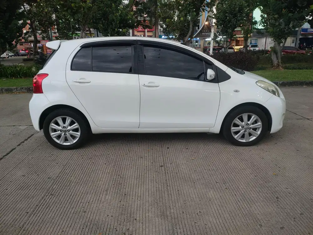 TOYOTA YARIS 1.5 J AT 2012 

Warna Putih Metalik