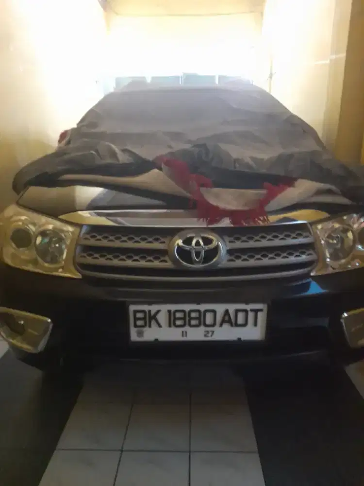 Mobil Toyota Fortuner Diesel tahun 2011 tt Innova